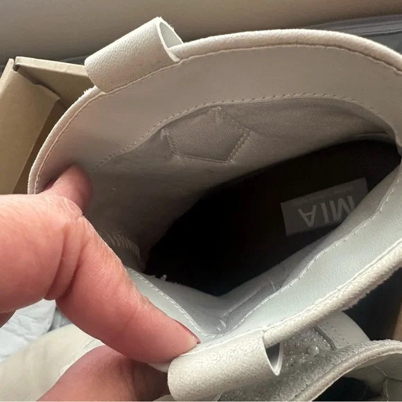 Elegant White Ankle Boots - Picture 7 of 8